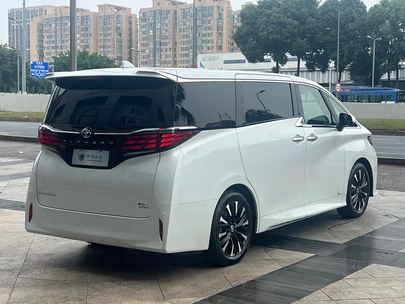 Toyota Alphard 2024 Hybrid 2.5L Ultimate Enjoyment Edition фото 4