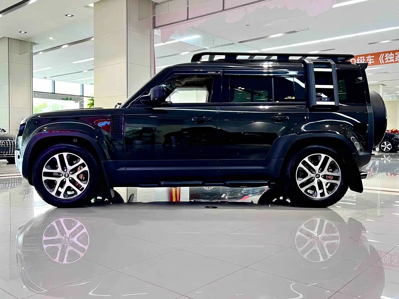 Land Rover Defender 2024 110 3.0T P400 Dark Special Edition фото 3