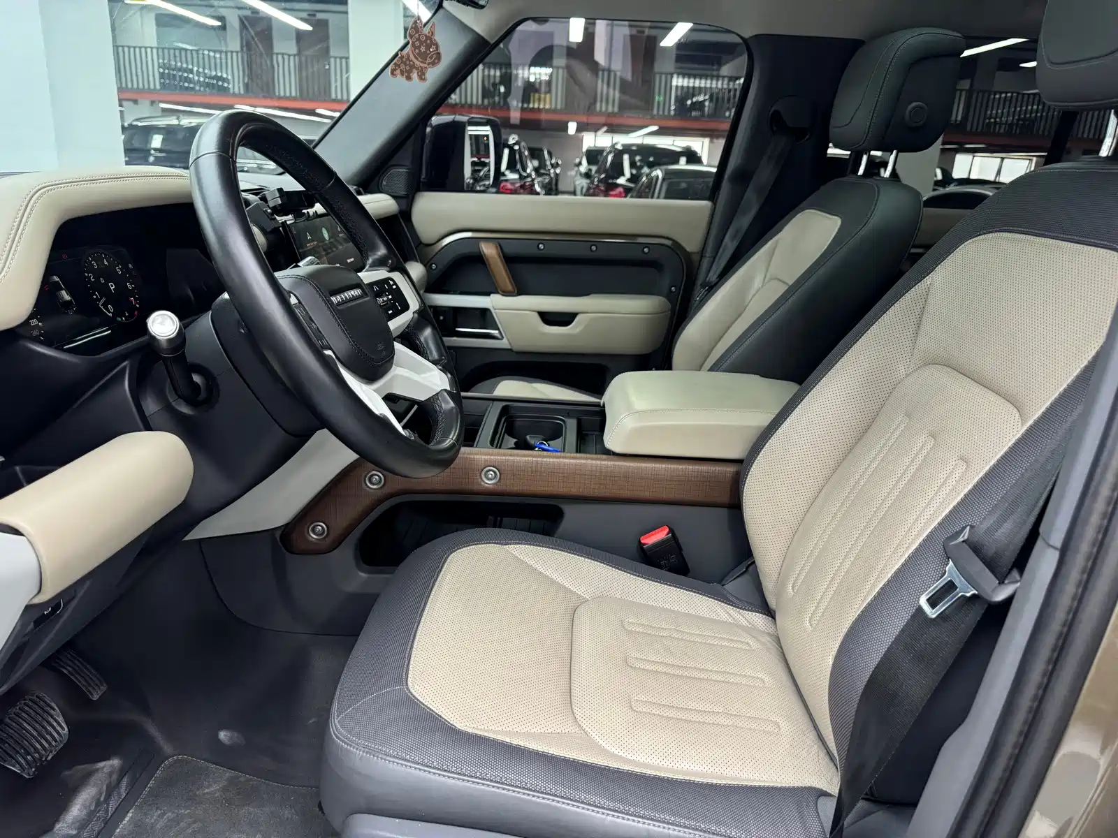 Photo 4 - Land Rover Defender