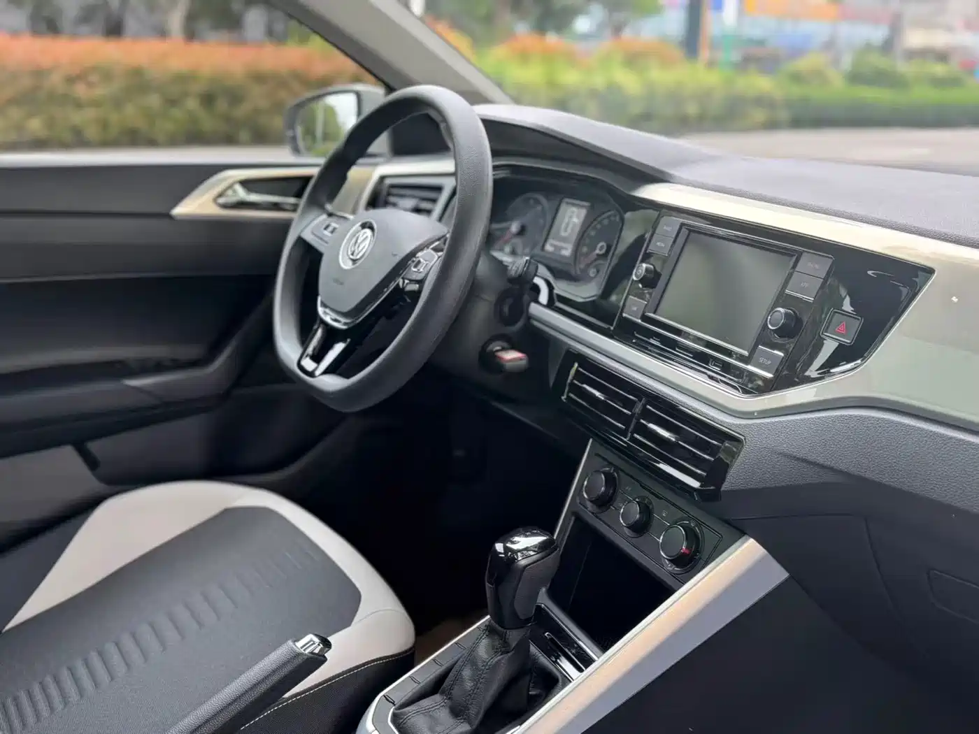 Volkswagen Polo 2019 Plus 1.5L Automatic Colorful Tech Edition фото 9