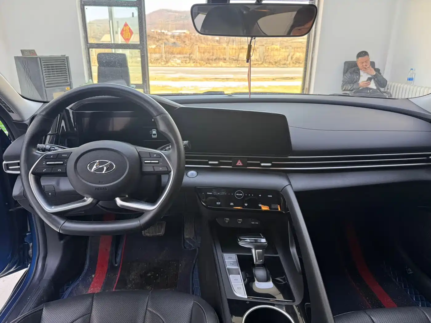 Hyundai Elantra 2021 1.5L CVT LUX Premium Edition фото 12