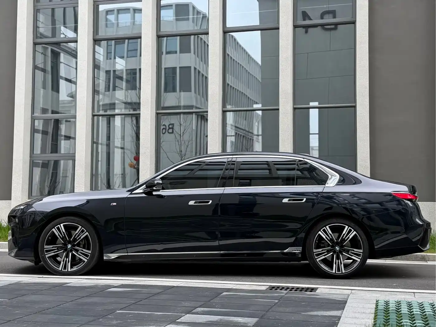 BMW 7 Series 2023 740Li Exclusive M Sport Package фото 5