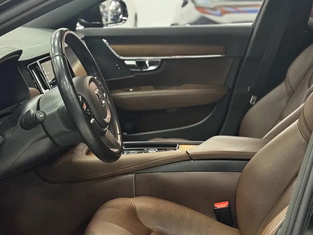 Photo 7 - Volvo S90