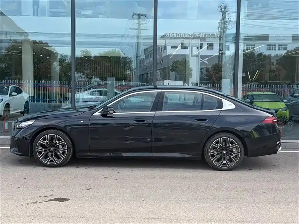 BMW 5 Series 2025 530Li Premium M Sport Package фото 2