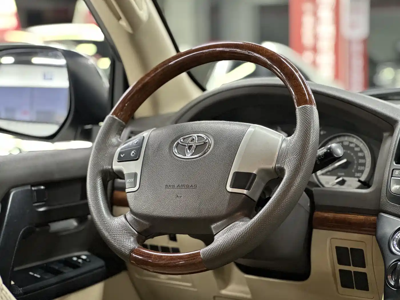Toyota Land Cruiser (Import) 2015 4.0L V6 Middle East Low Configuration Edition фото 20