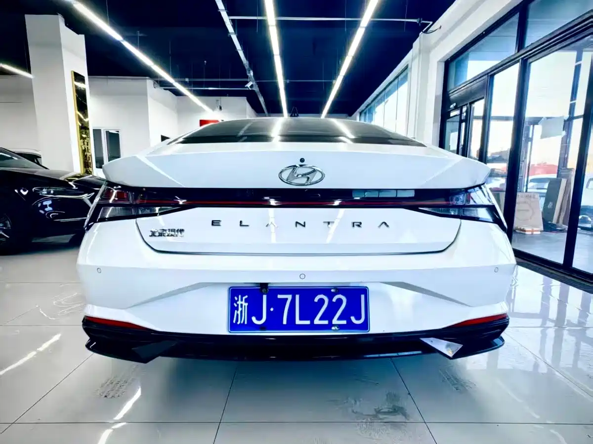 Hyundai Elantra 2021 1.5L CVT LUX Premium Edition фото 5