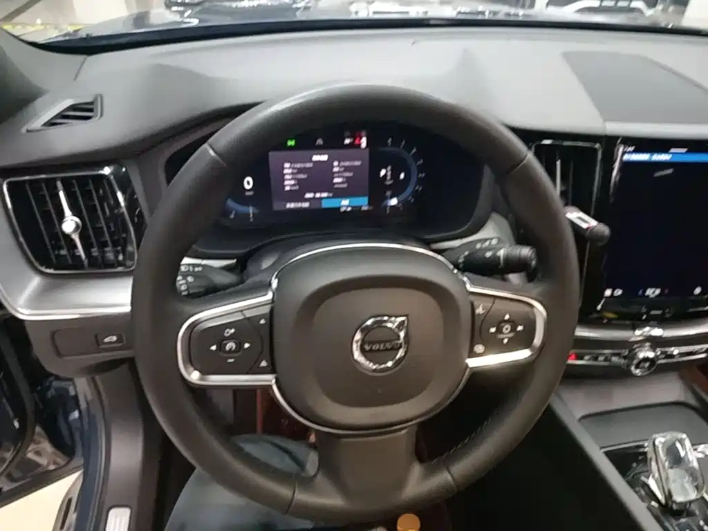 Фото 11 - Volvo XC60