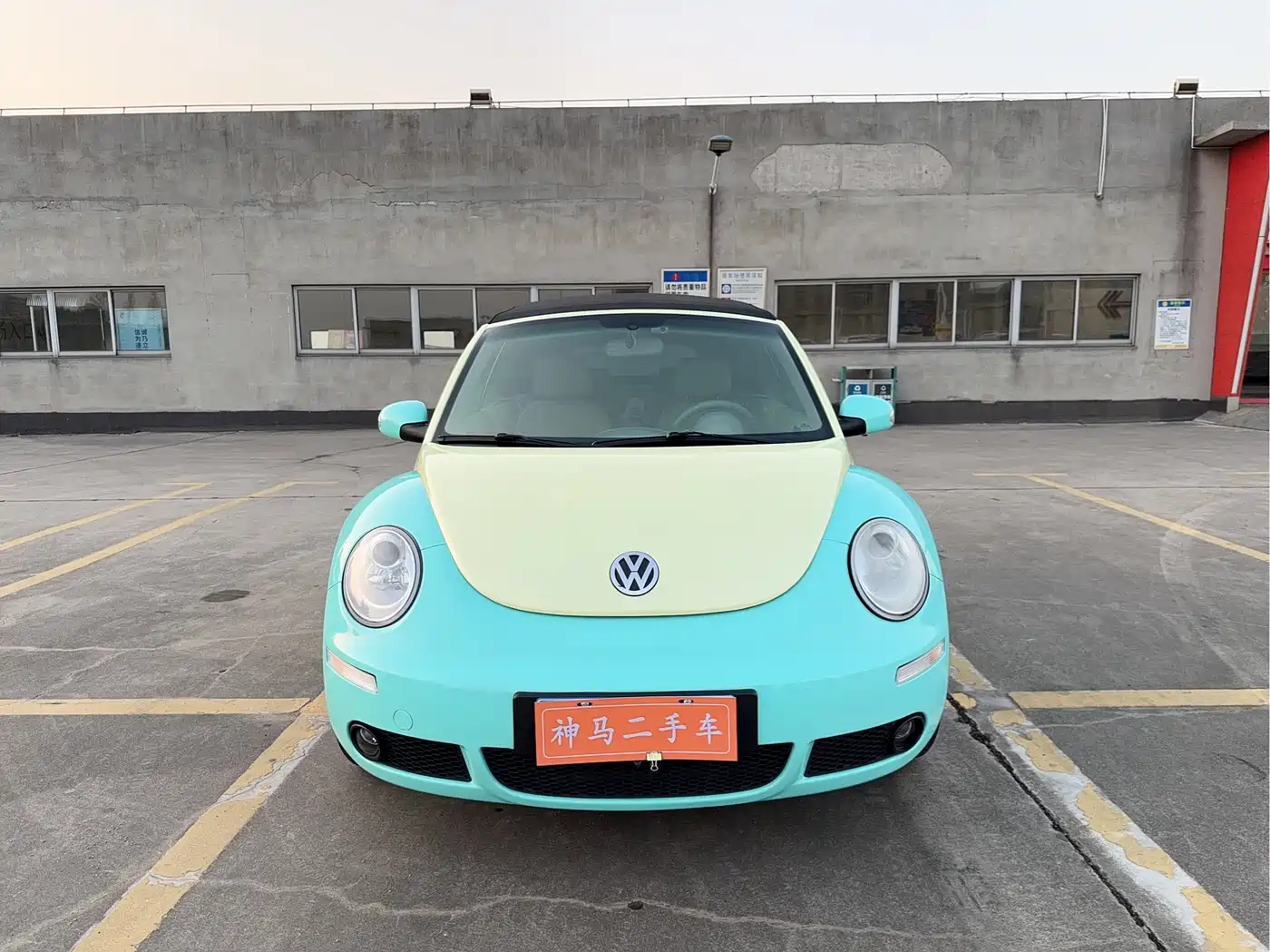 Volkswagen Beetle 2010 Model 2.0 BlackOrange Convertible Luxury Edition фото 7