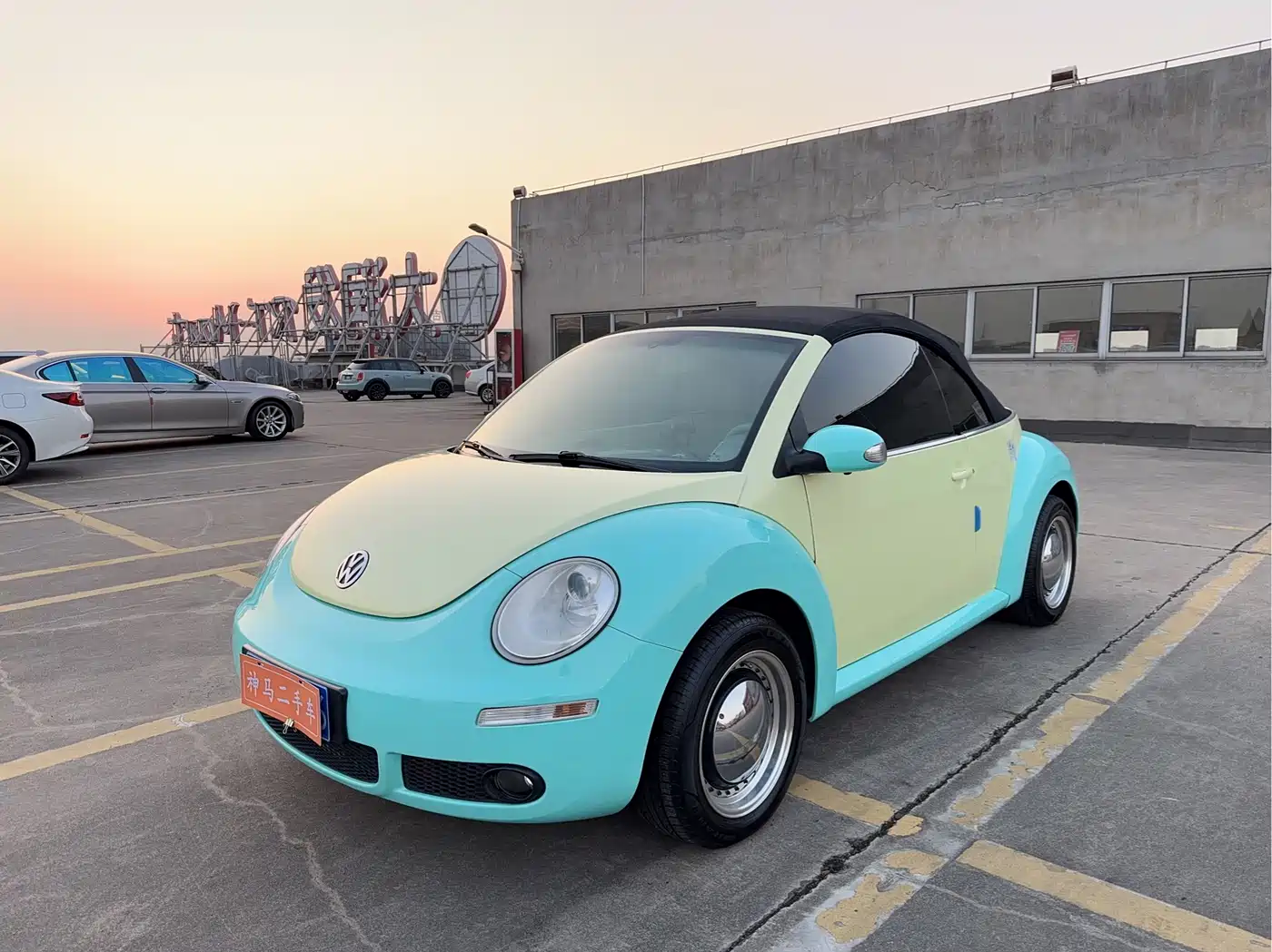 Volkswagen Beetle 2010 Model 2.0 BlackOrange Convertible Luxury Edition фото 6