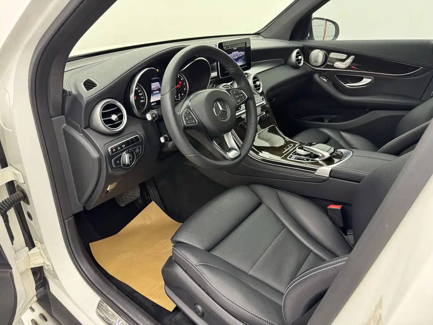 Mercedes-Benz GLC 2016 GLC 260 4MATIC Luxury фото 16