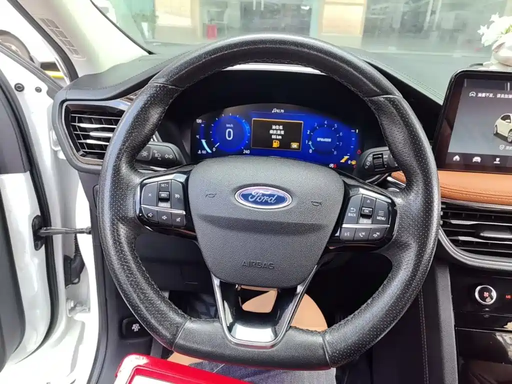 Фото 11 - Ford Escape