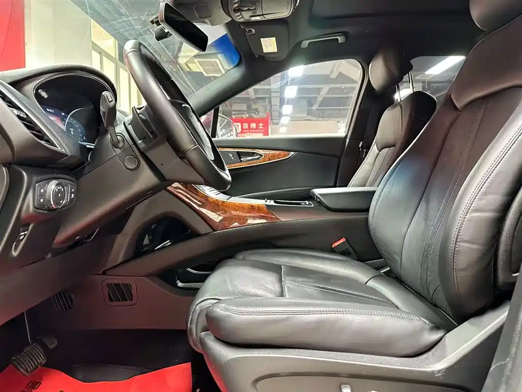 LINCOLN NAVIGATOR (IMPORT)