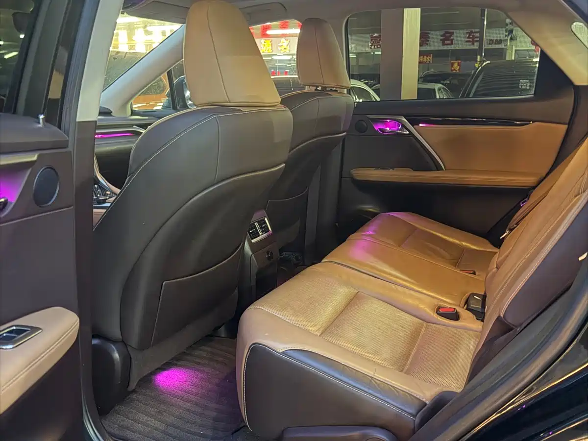 Фото 4 - Lexus RX