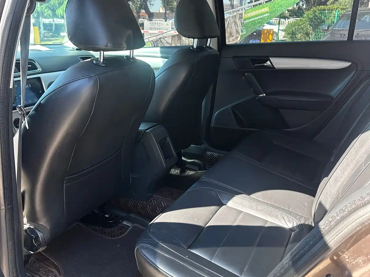 Volkswagen Lavida Tour 2013 1.6L Manual Comfort фото 9