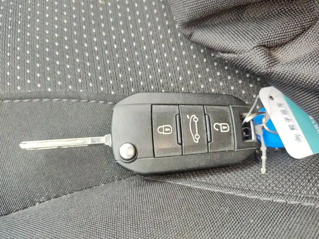 Peugeot 2008 2014 1.6L Automatic Fashion Edition фото 9