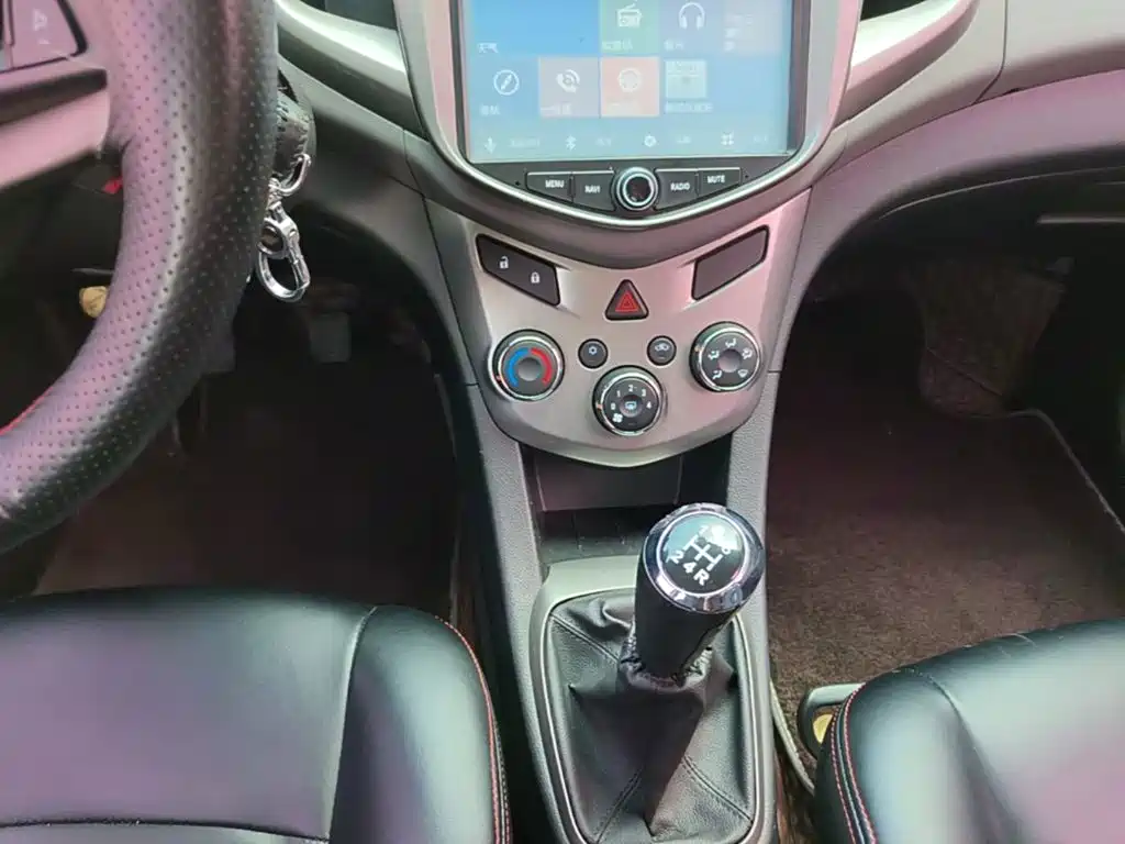 Chevrolet Aveo 2015 2014 Sedan 1.4SE MT Joy Edition