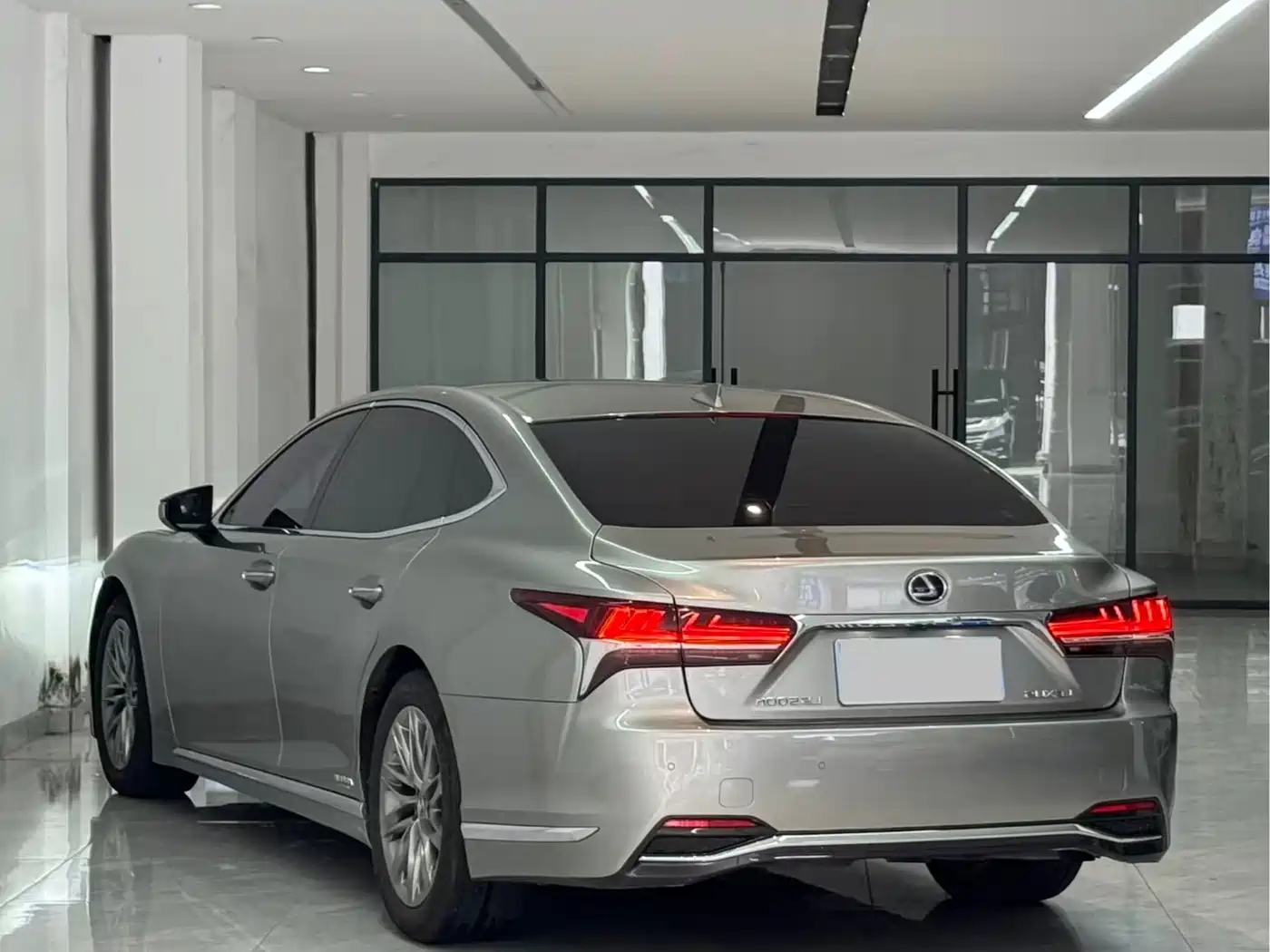 Фото 9 - Lexus LS