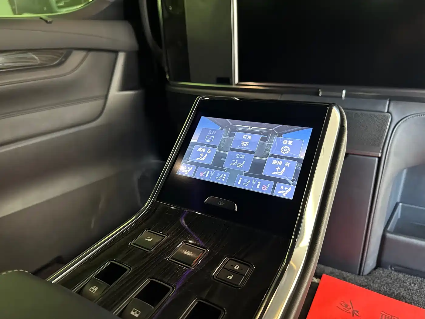 Lexus LM 2020 300h 4-Seat Imperial Edition фото 24