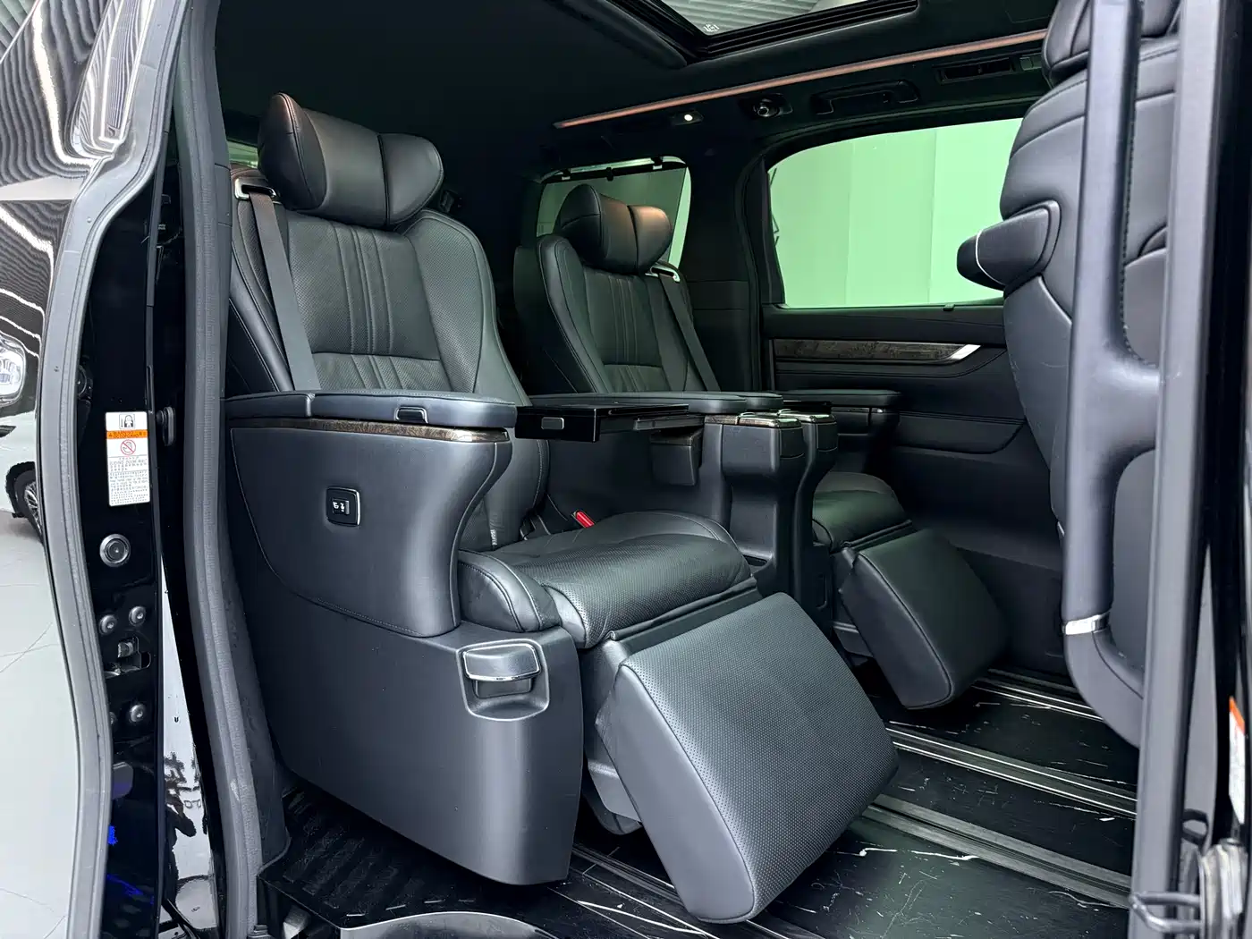 Toyota Vellfire 2020 Twin Engine 2.5L HV Premium Edition фото 12