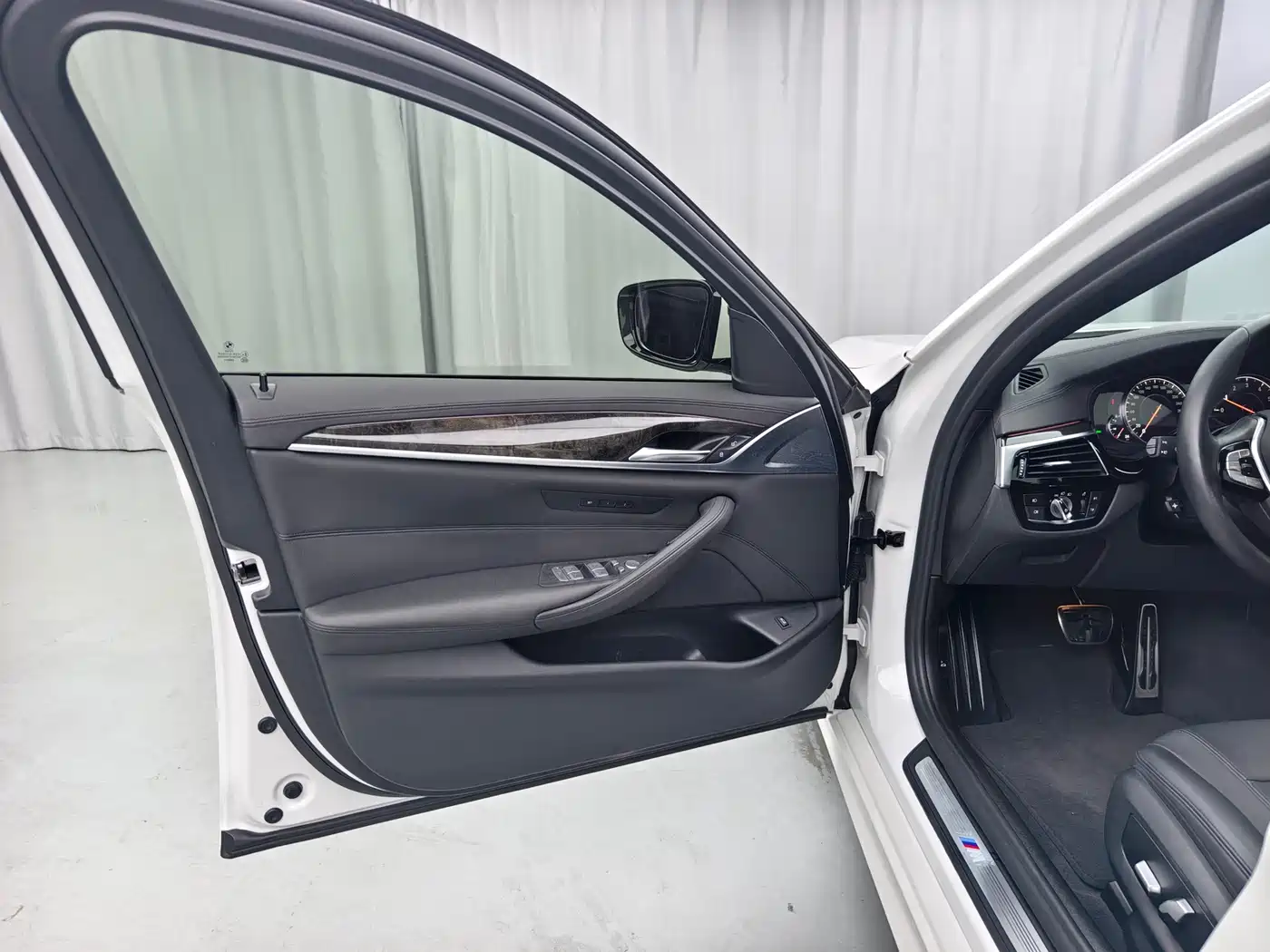 BMW 5 Series 2018 525Li M Sport Package фото 7