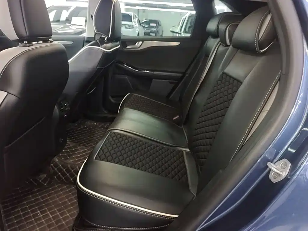 Photo 17 - Ford Escape