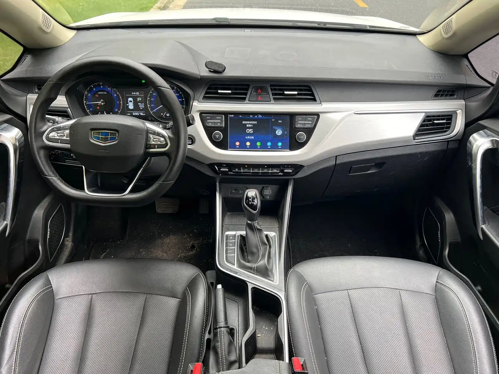 Фото 13 - Geely Vision X3