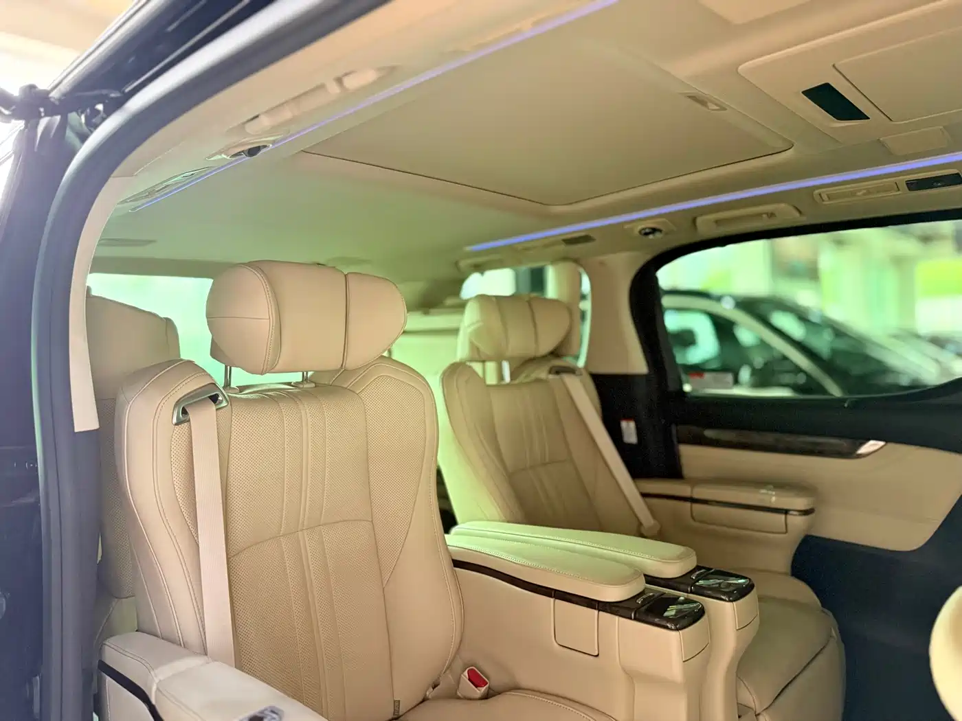 Toyota Vellfire 2019 Hybrid 2.5L HV Premium Edition фото 15