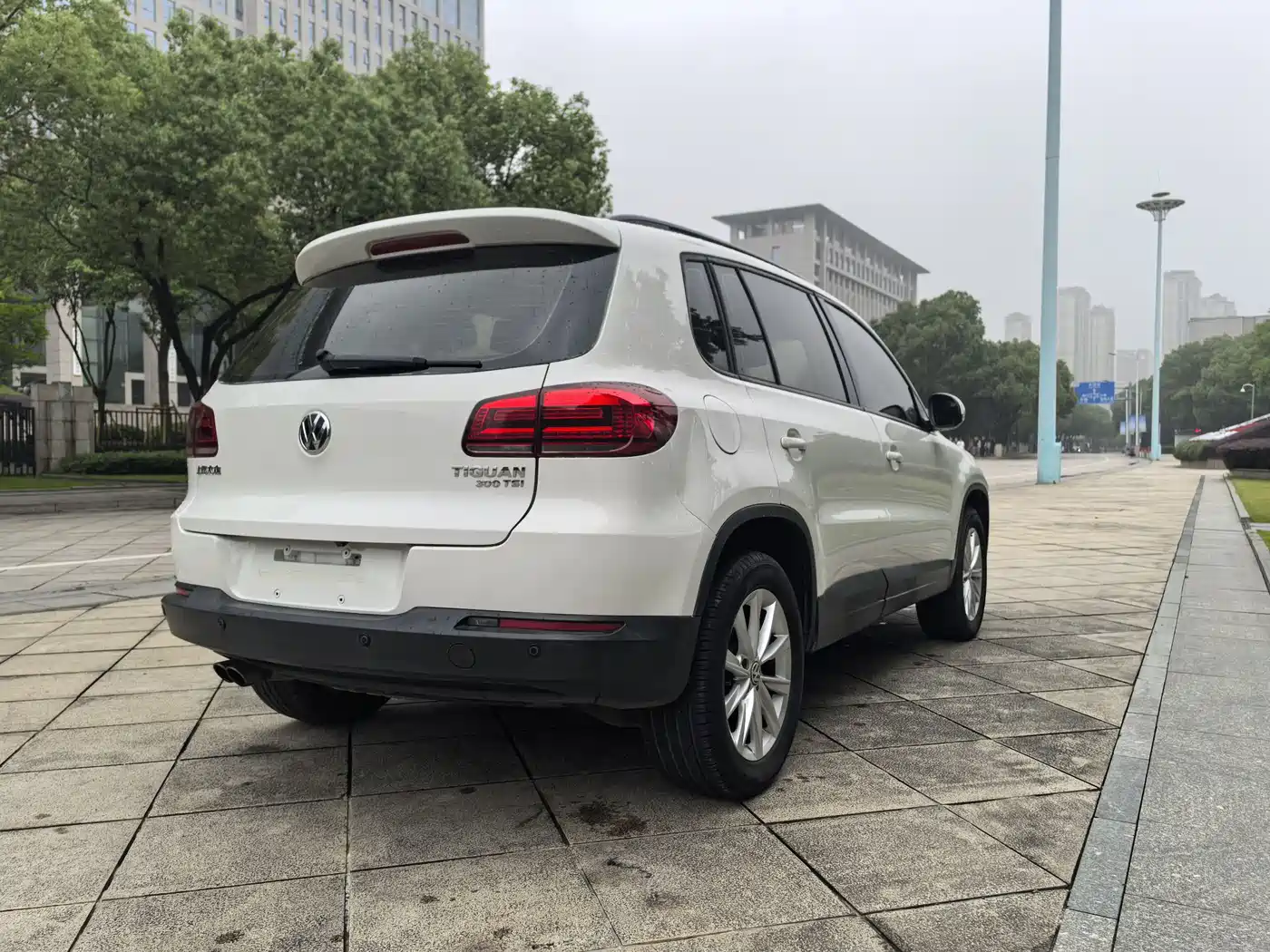VOLKSWAGEN TIGUAN