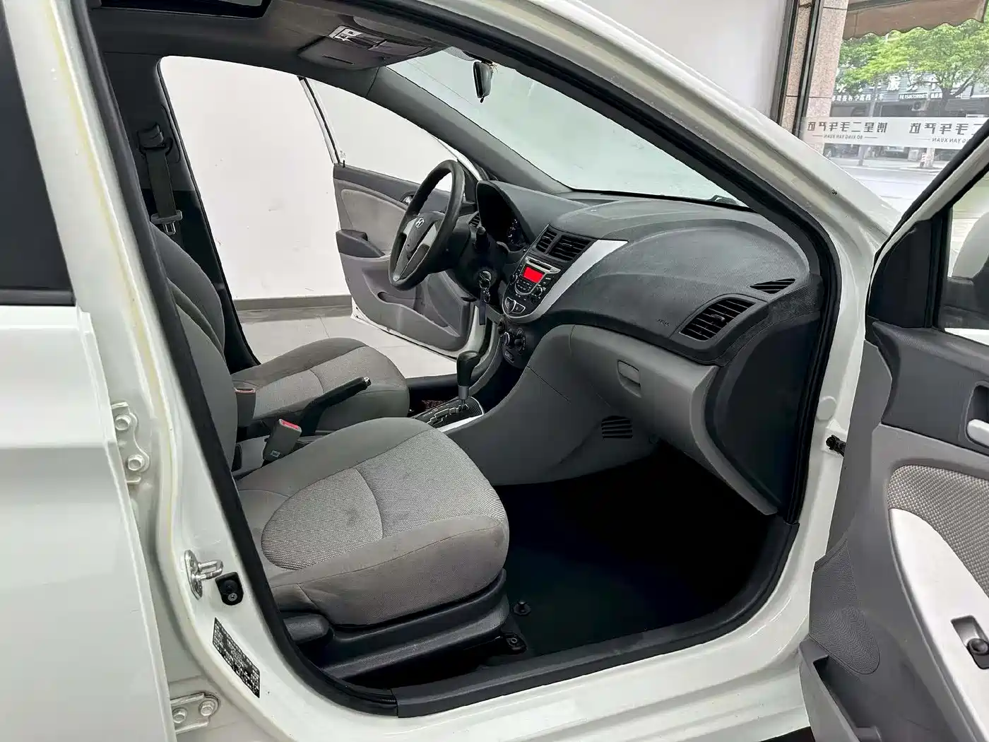 Hyundai Verna 2010 Sedan 1.4L Automatic Fashion GT фото 4
