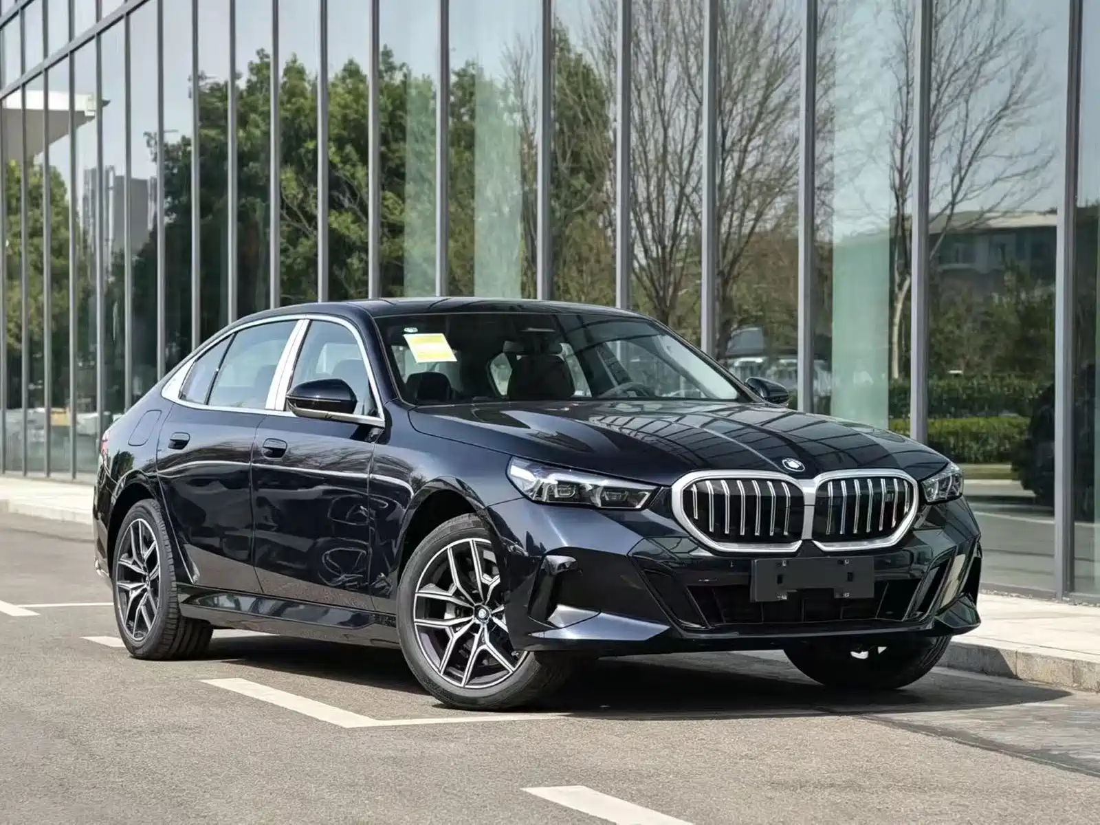Фото 3 - BMW i5
