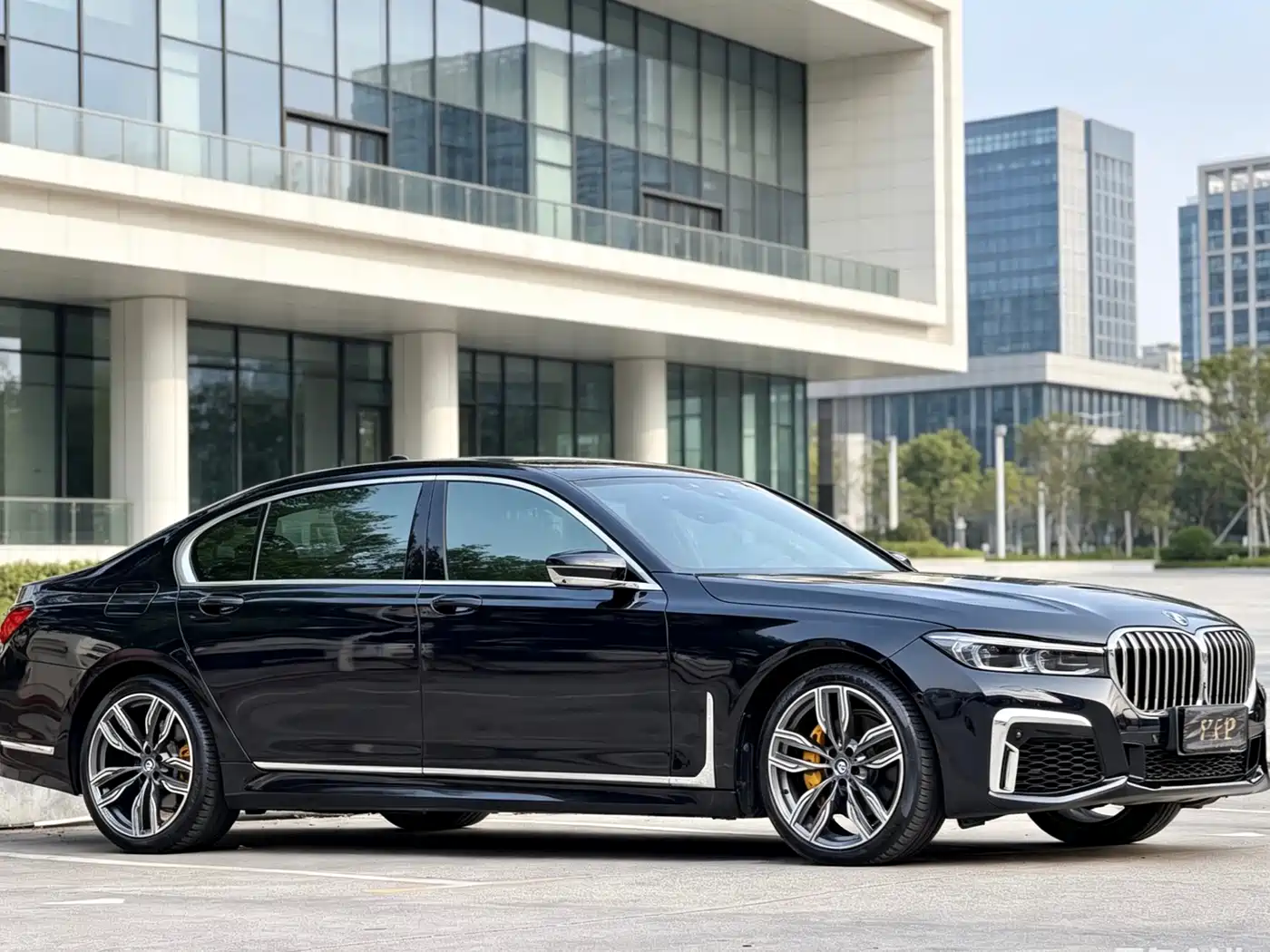 BMW 7 Series 2018 740Li xDrive Premium Type M Sport Package фото 3