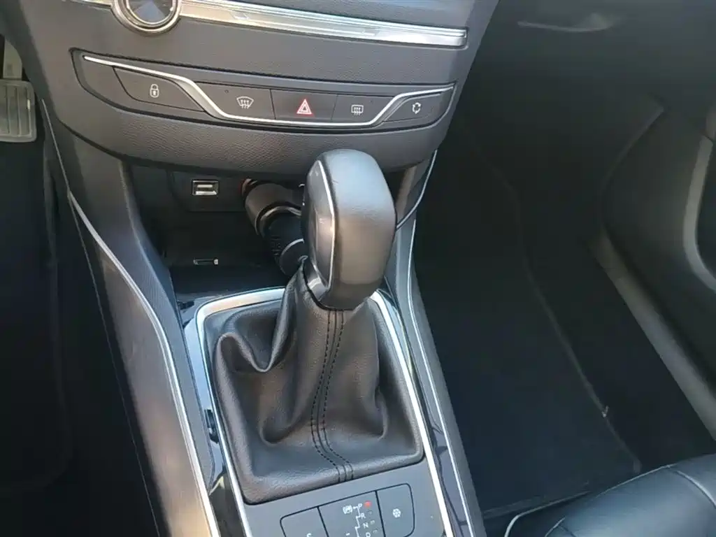 Peugeot 408 2016 1.6T Automatic Luxury Edition фото 14