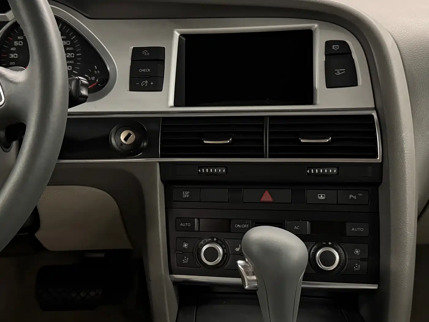 Audi A6L 2011 2.0 TFSI Automatic Comfort фото 12
