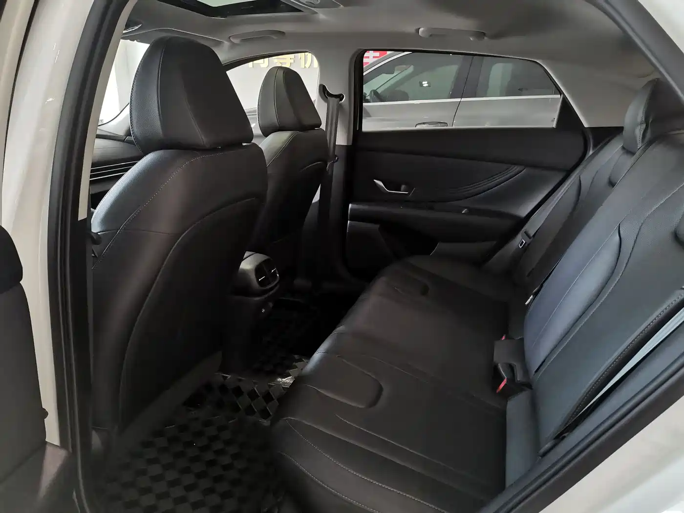 Hyundai Elantra 2022 1.5L CVT LUX Premium Edition фото 18