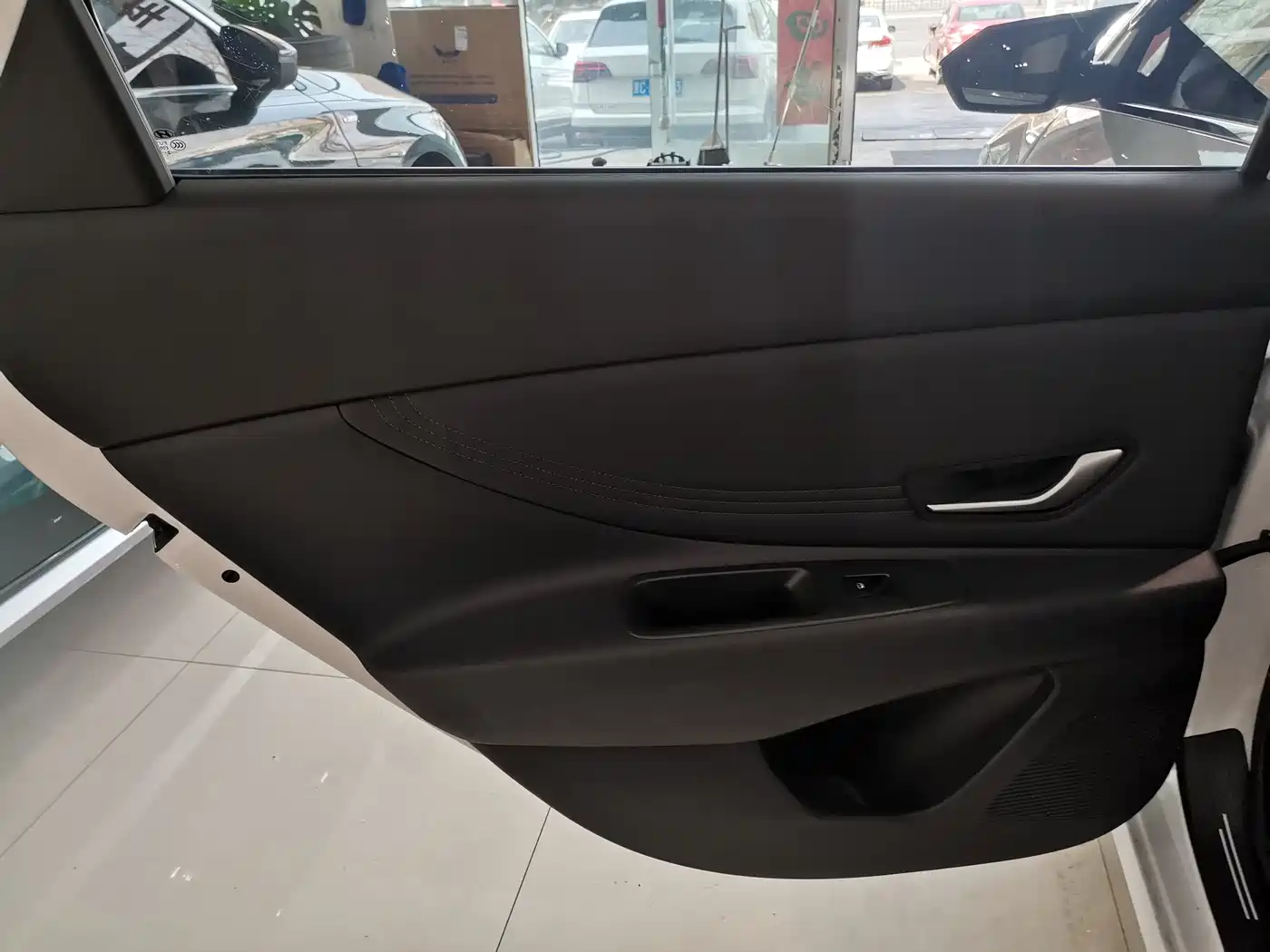 Hyundai Elantra 2022 1.5L CVT LUX Premium Edition фото 19