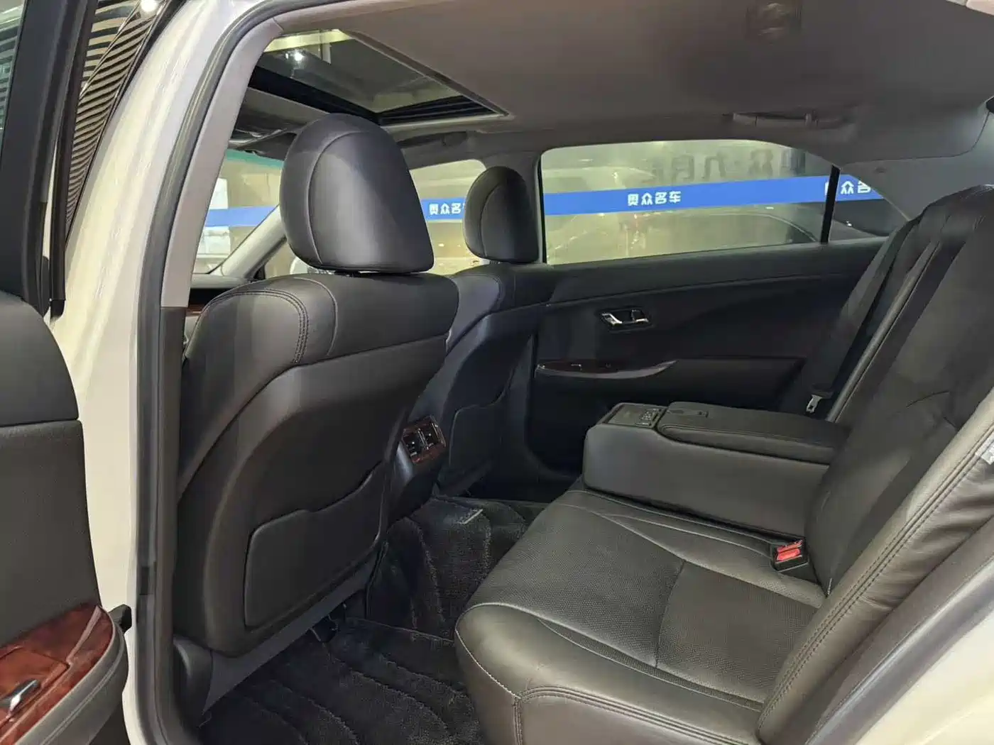 Toyota Crown 2012 2.5L Royal Leather Edition фото 6