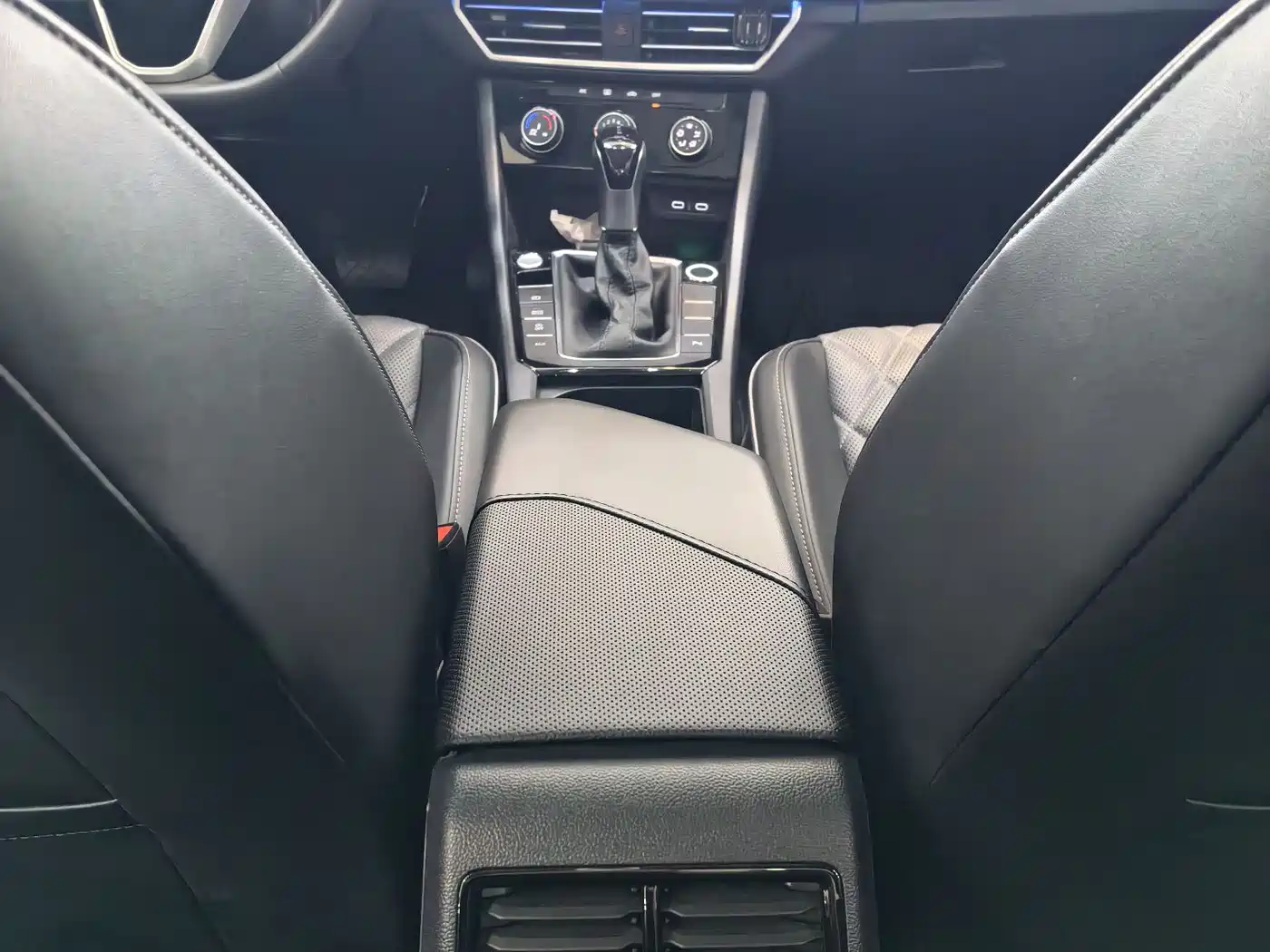 Volkswagen Sagitar 2024 300TSI DSG Surpass Edition фото 11