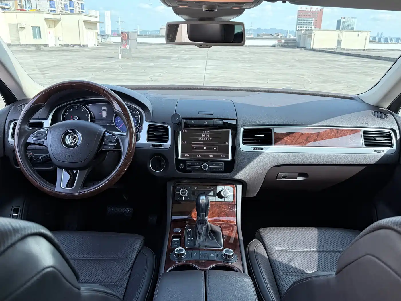 Volkswagen Touareg 2011 3.0TSI Luxury фото 11