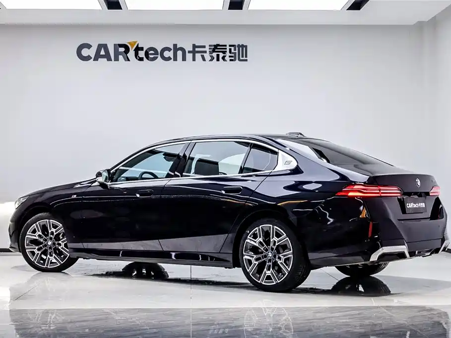BMW 5 Series 2025 530Li Premium M Sport Package фото 4