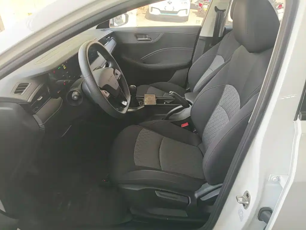 Roewe i5 2025 2023 1.5L Manual Comfort Edition
