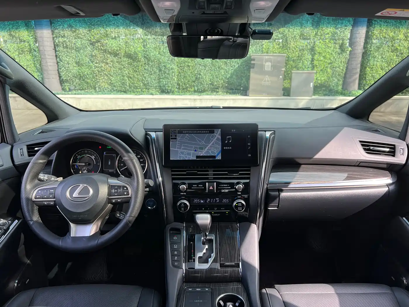 Lexus LM 2020 300h Seven-Seater Elegance Edition фото 17