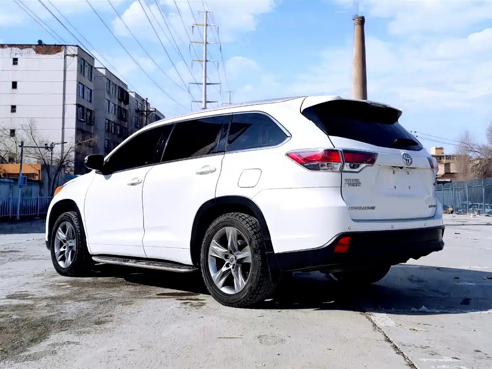 TOYOTA HIGHLANDER