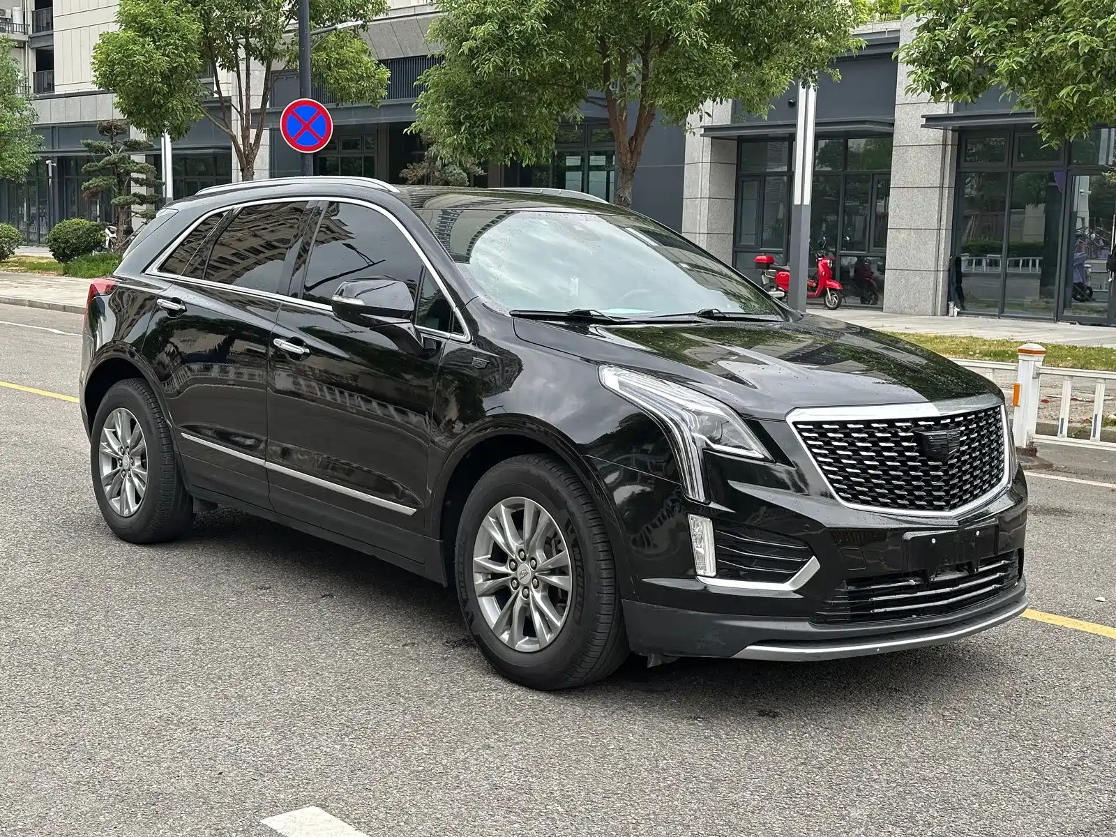 Photo 3 - Cadillac XT5