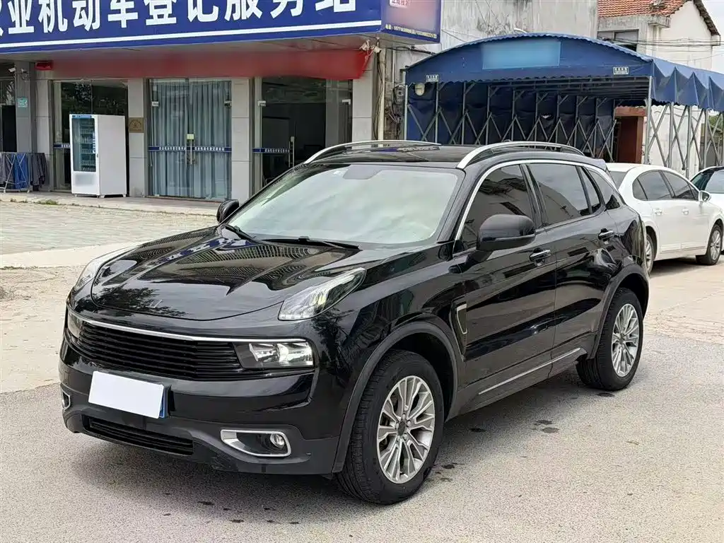 Lynk & Co 01 2017 2.0T 2WD фото 2