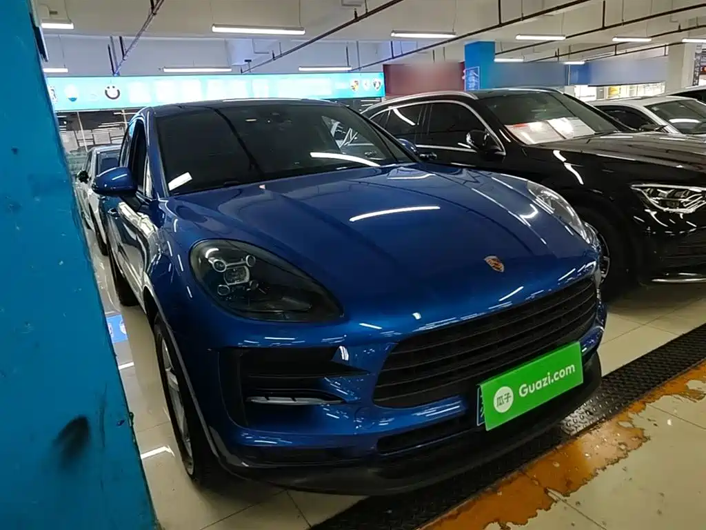 PORSCHE MACAN