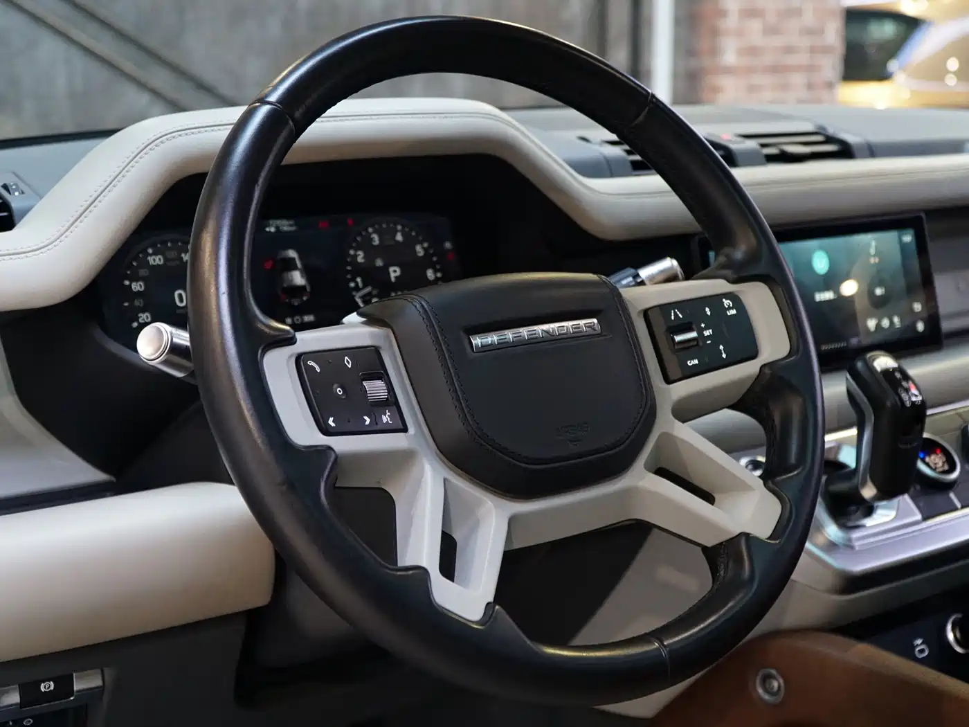 Land Rover Defender 2020 Model 110 P400 HSE фото 16