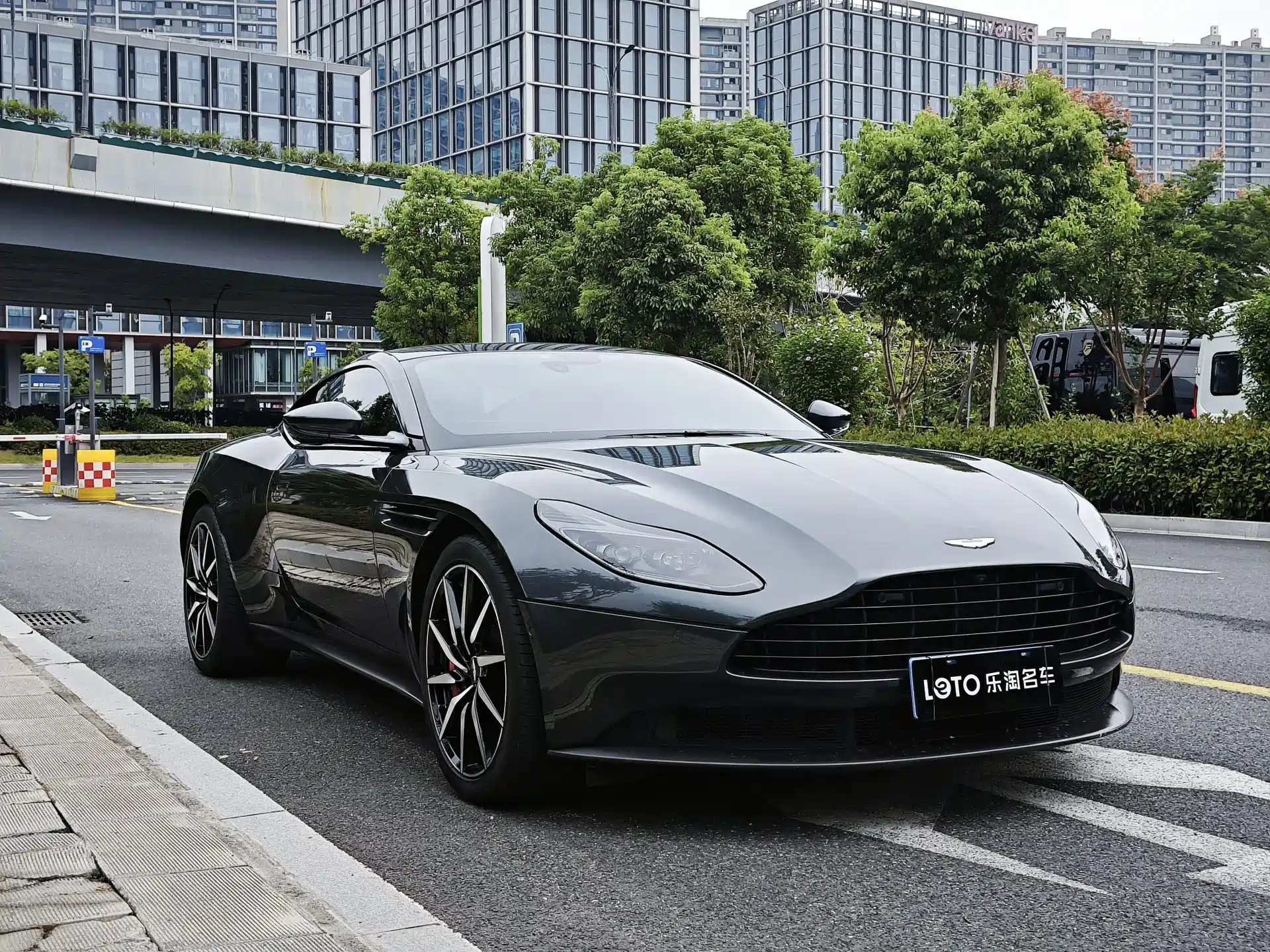 Фото 3 - Aston Martin DB11