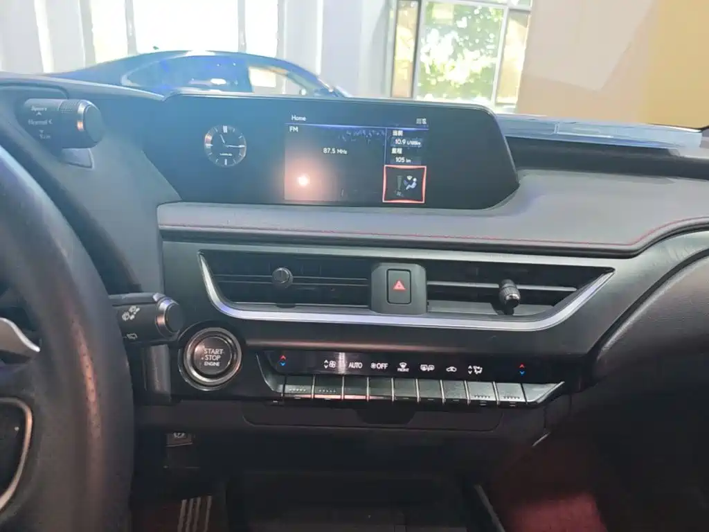 Фото 13 - Lexus UX