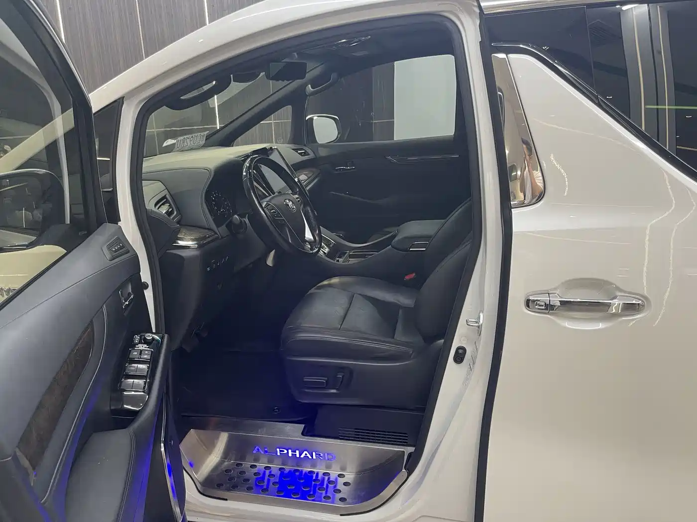 Toyota Alphard 2021 Hybrid 2.5L Premium фото 4