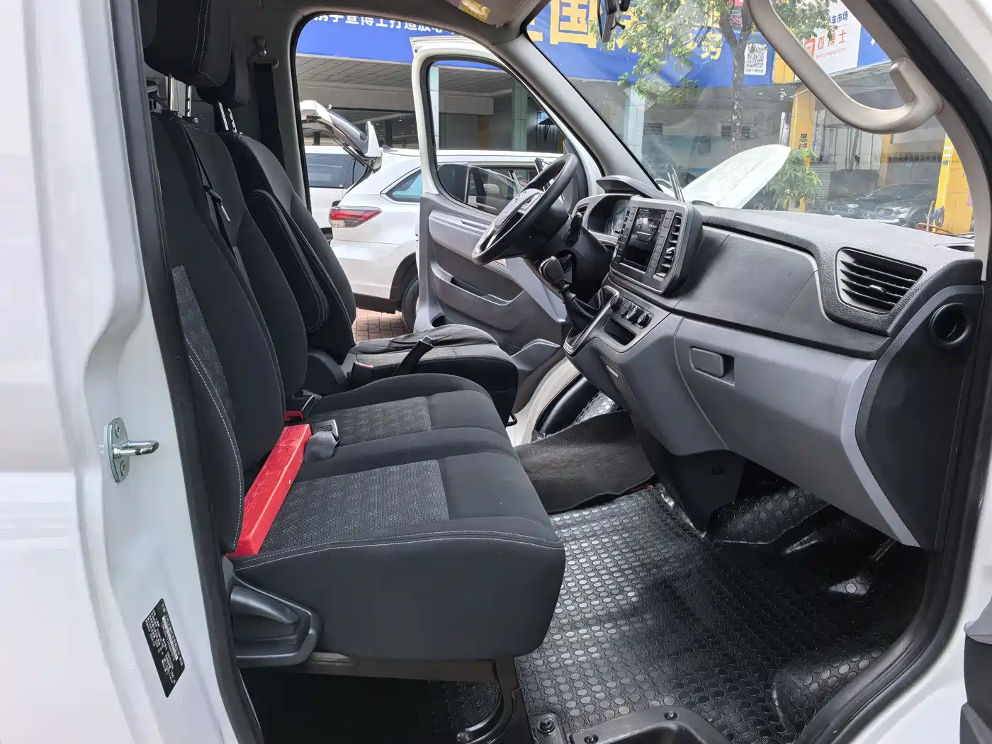 SAIC Maxus Xintu V80 2024 Model 2.0T Manual Long Wheelbase Medium Roof 7-Seater фото 5